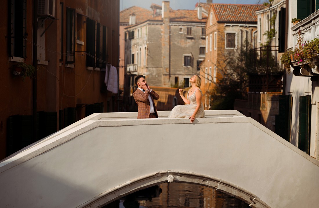 Młoda Para na moście Weneckim