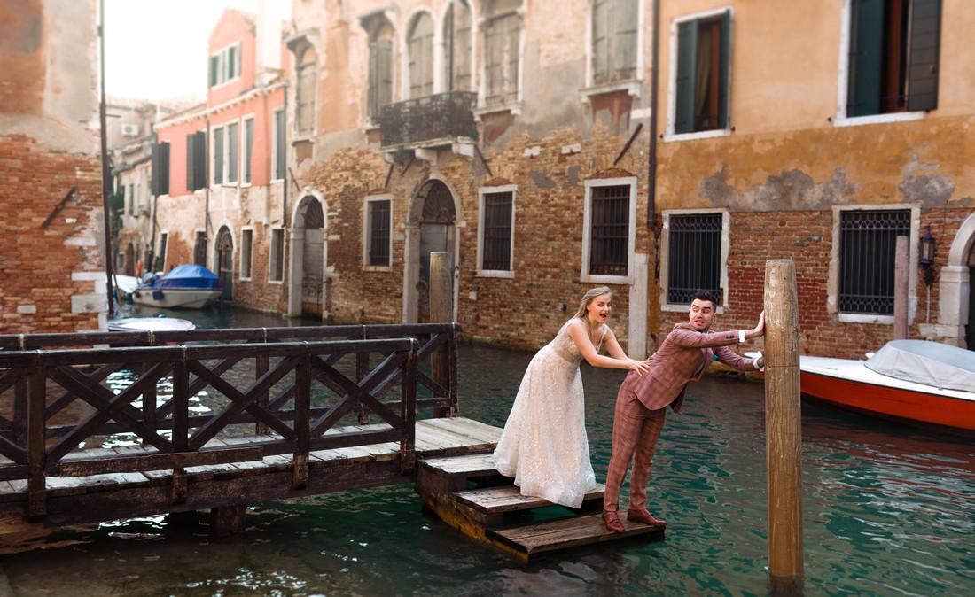 Młoda Para wpada do wody w Wenecji