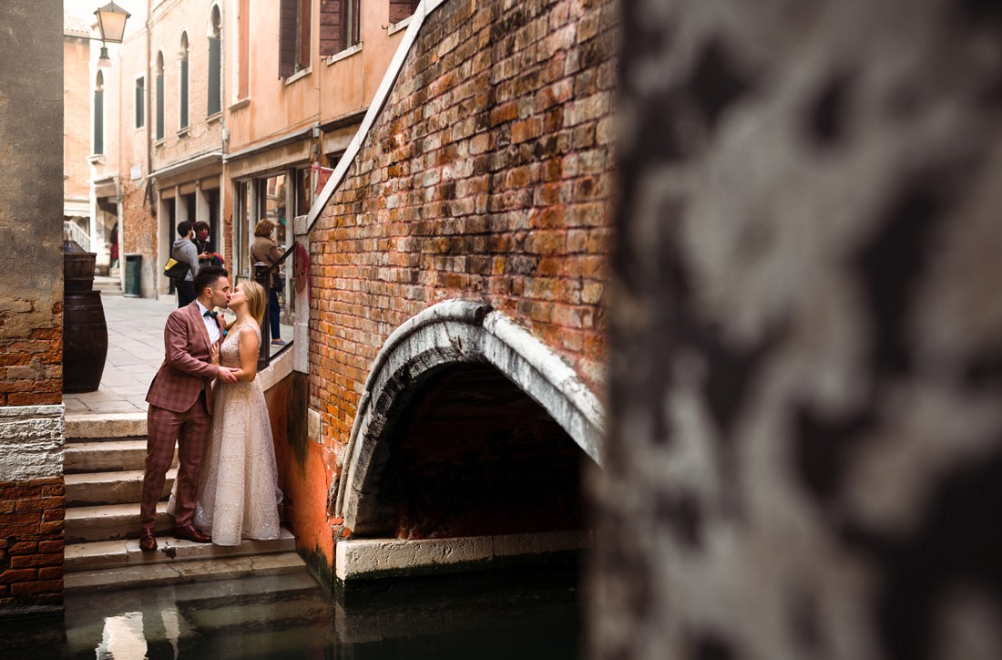 Pocałunek Pary Młodej w Wenecji nad kanałem