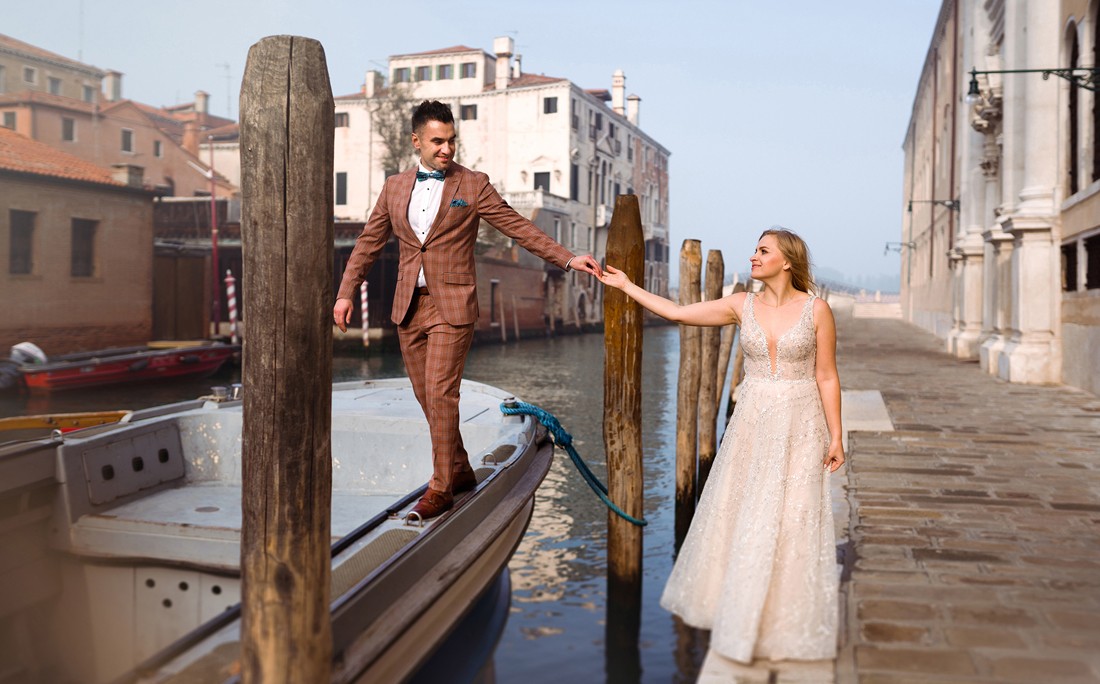 Para Młoda na łódce w Wenecji