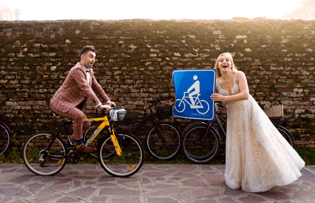 Młoda Para na rowerze oryginalna sesja ślubna